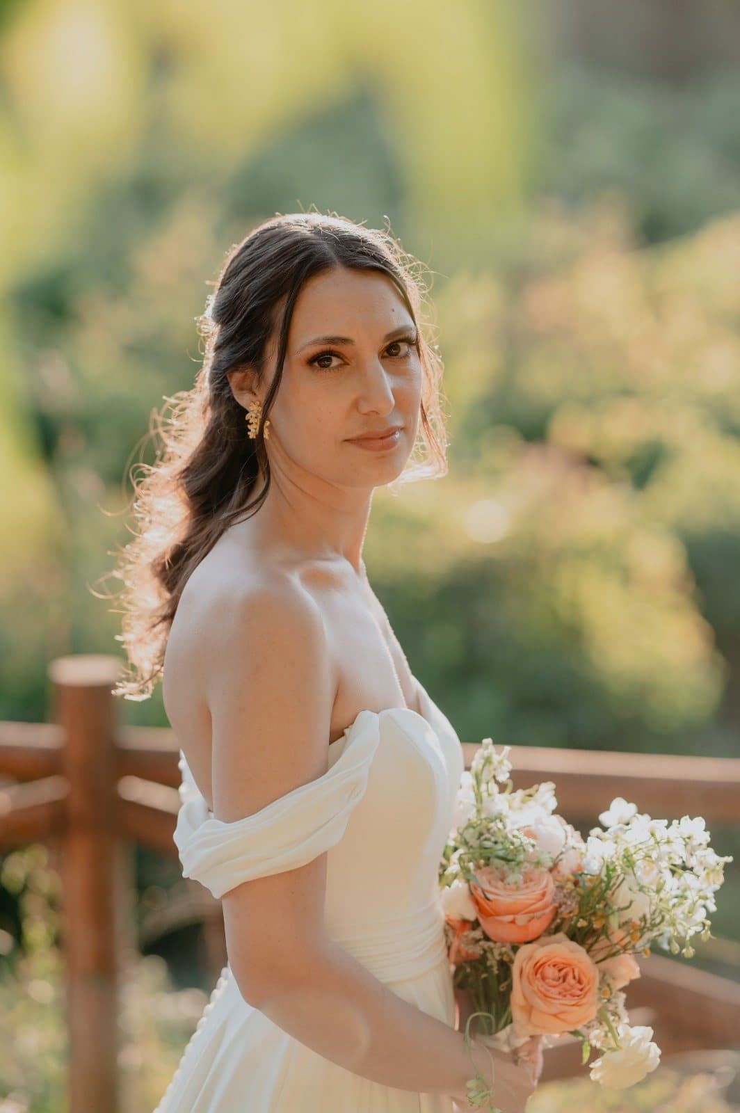 Noiva ao pôr do sol, com um bouquet de rosas pêssego